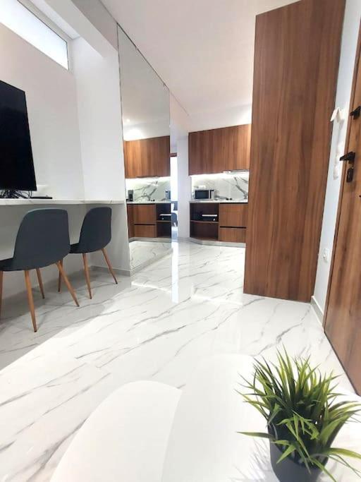 Apartment βright N' Stylish Flat Located At The Spot